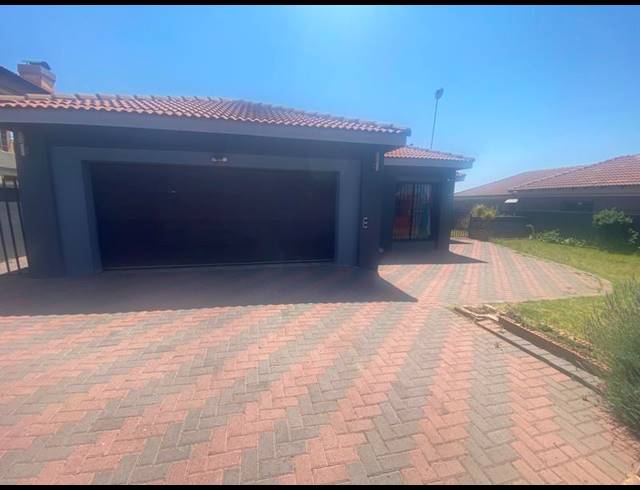 3 BEDROOM HOUSE FOR SALE IN AERORAND